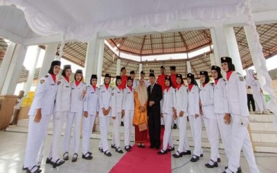 PASKIB dan Marching Band SMA Negeri 4 Balikpapan Menjadi Petugas Upacara HUT RI Ke-78 di Paruga Na'e Sila