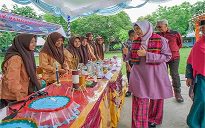 Wakil Gubernur Daerah Khusus Ibukota Jakarta Tinjau Stand Pangan Siswa SMA Negeri 4 Balikpapan
